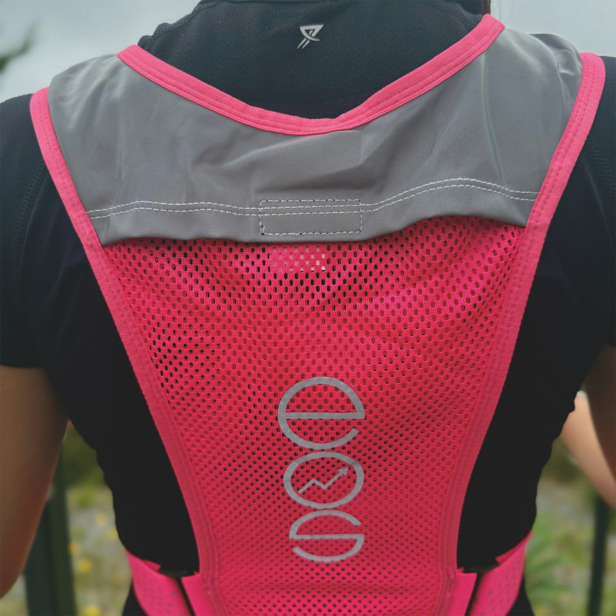 EOS Elite UltraLight 2.0 Running Vest Black-Pink - 53 Degrees North