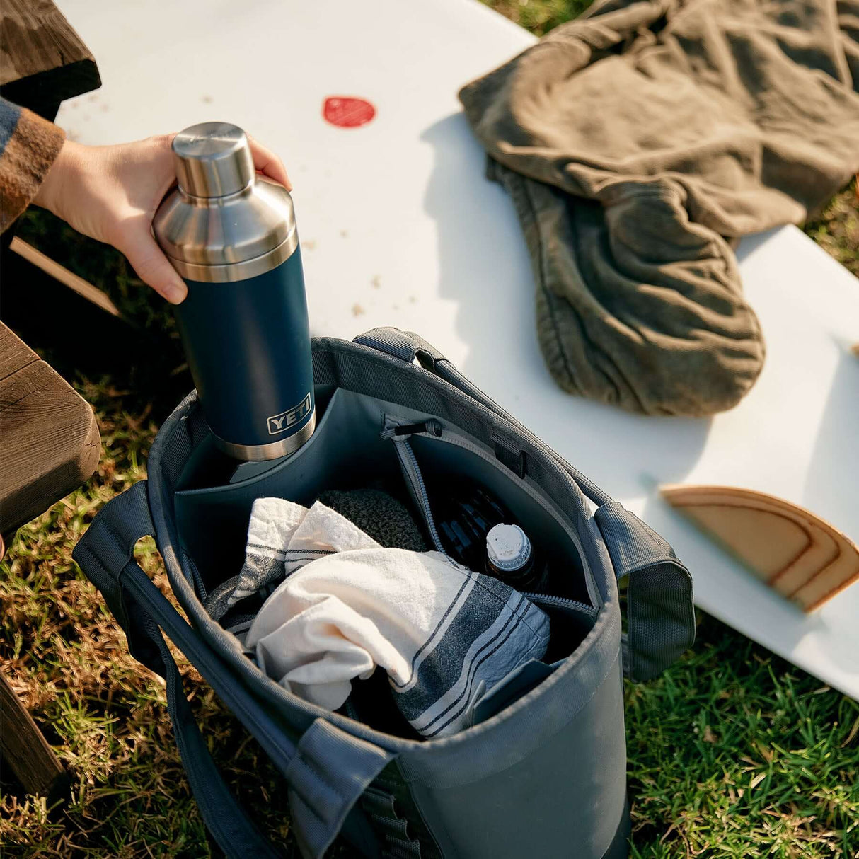 YETI Rambler 20oz (591 ml) Cocktail Shaker Navy-White-Tropical Pink - 53 Degrees North