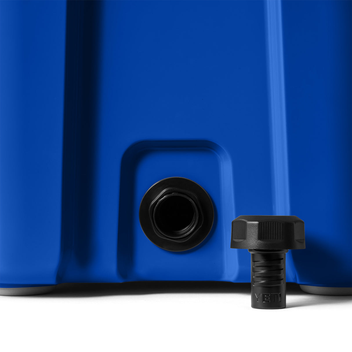YETI Roadie 24 Cool Box Royal Blue-Rescue Red-Navy-King Crab Orange - 53 Degrees North