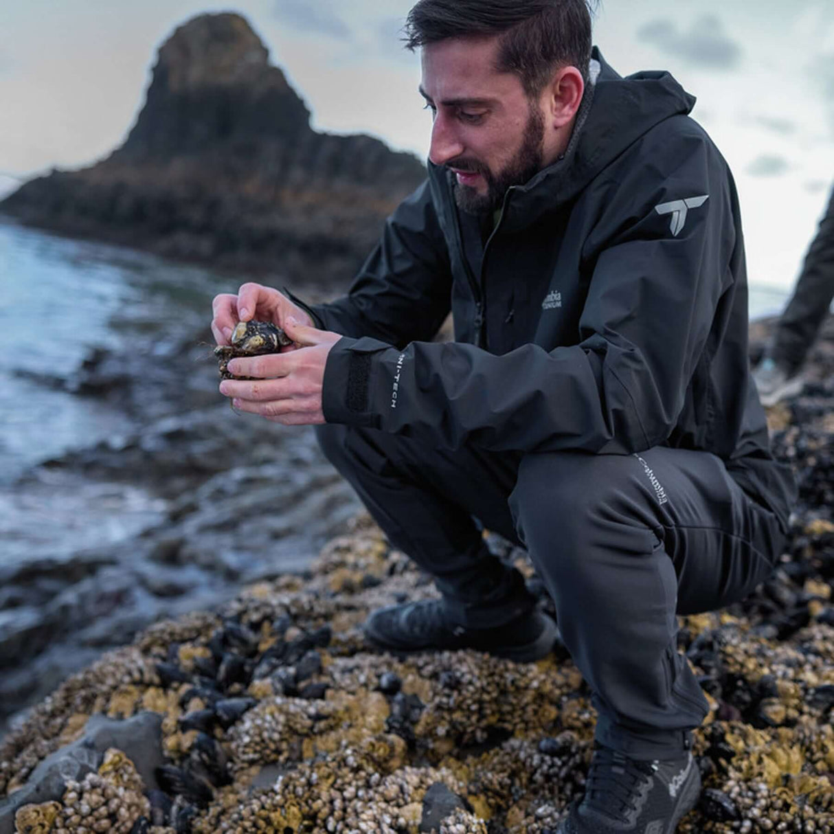 Columbia Men's Ampli-Dry II Waterproof Hiking Shell Jacket Everblue / Small-Everblue / Medium-Everblue / Large-Everblue / X-Large-Everblue / XX-Large - 53 Degrees North 