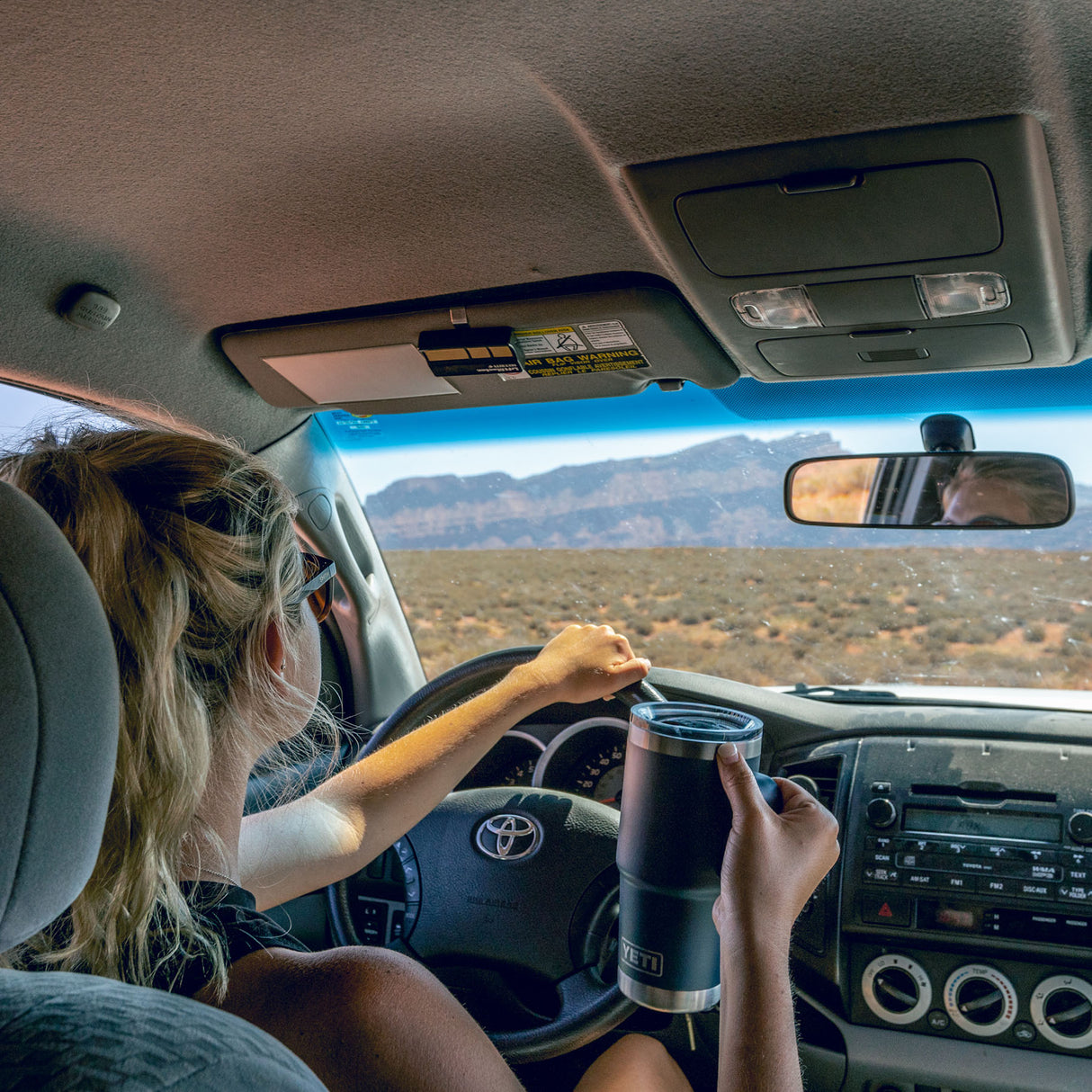 YETI Rambler 20 oz (591 ml) Travel Mug Black-White-Navy - 53 Degrees North 