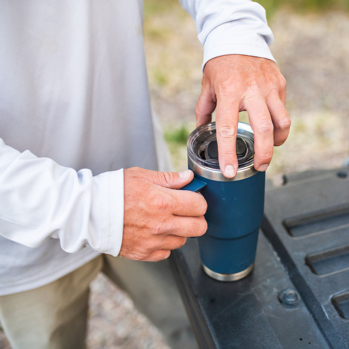 YETI Rambler 20 oz (591 ml) Travel Mug Black-White-Navy - 53 Degrees North 