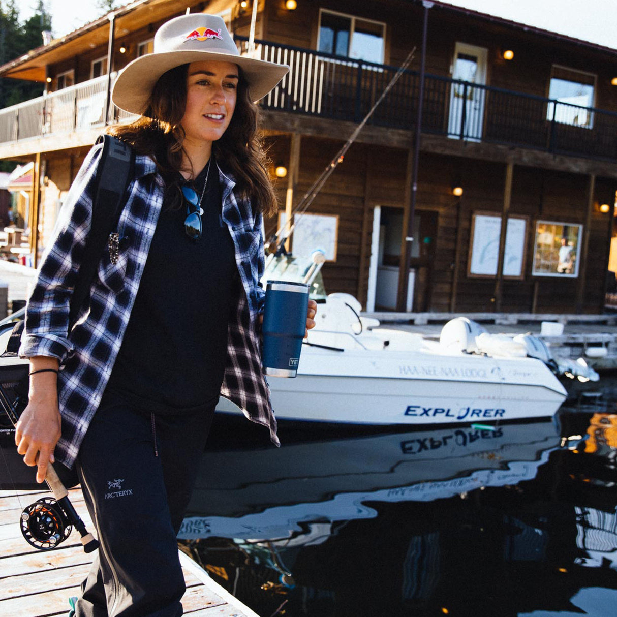 YETI Rambler 20 oz (591 ml) Travel Mug Black-White-Navy - 53 Degrees North 